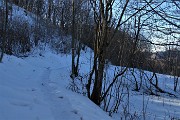 61 Sul versante nord in ombra neve ghiacciata sul sentiero!
